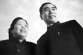 1976年，周恩来弥留之际握着邓颖超的手说：一切都拜托你啦图片