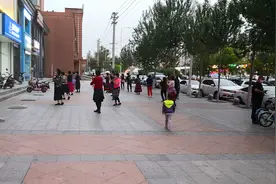 清静了近半年，广场舞大妈冒雨开跳图片