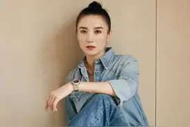 宋佳穿火了“牛仔衬衫”，搭配牛仔长裤青春靓丽，活力十足太减龄图片