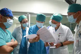 手术室内，躺在手术台上的她突然异常兴奋，医生大喊一声“不好”图片