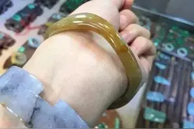 这些翡翠手镯你见过吗？倒不是价格有多贵，而是太罕见图片