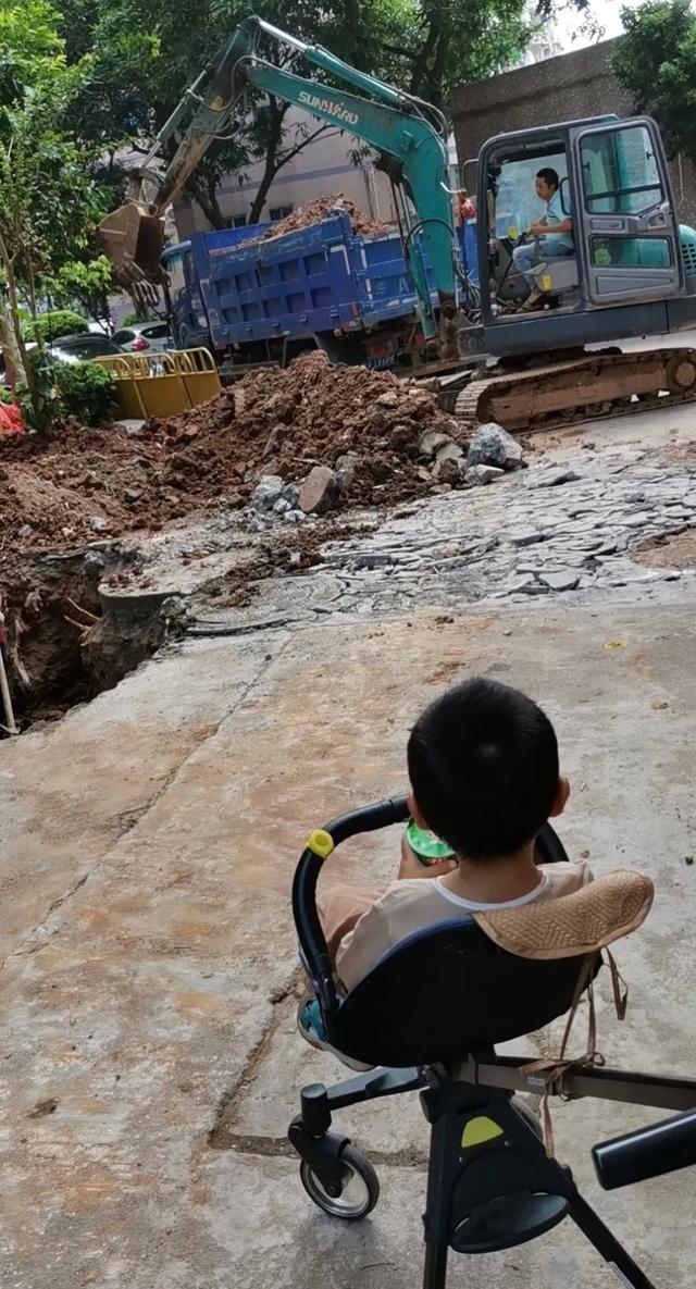 男孩能有多痴迷挖掘机?网友:你是在我家装了摄像头吗