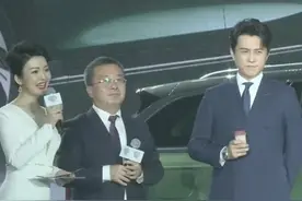 43岁靳东现身活动，仪态大方没架子，低头不敢看身边美女主持？图片