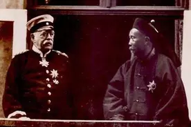 外国人请李鸿章喝洋酒，临走说：德国人真小气，半瓶子酒还送人图片