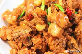 做农家小炒鸡，不要直接焯水！教你正确做法，鸡肉鲜嫩入味不发柴图片