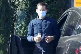 托比马奎尔现身，男神变化大逃不过秃顶，网友：走路还内八图片