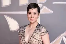 43岁海清“韵味十足”，穿裸色深V长裙秀性感，展现迷人好身材图片