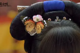 甄嬛传｜安陵容的旗头发饰：秋海棠、米珠花、素银簪子图片