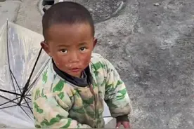 2岁男孩“无父无母”，寒冬腊月光着脚，想妈妈了只能找姑姑图片