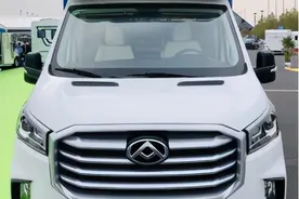 一款大通V90小额头高配置房车，和您一起共庆元旦图片