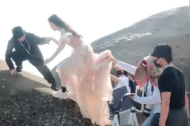 明星金鸡爬礁石太幻灭！踩20cm高跟鞋，周冬雨还要金鸡独立图片