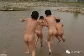 想起小时候赤身光着肚子丶露着屁股上学，想笑，又不禁脸红……图片