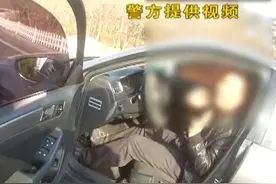 “我就想死！”男子轻生途中遇交警检查，竟当场捅了自己一刀图片