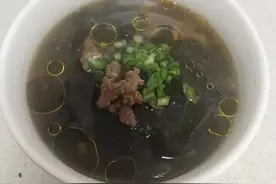 夏天给孩子做点牛肉汤，有利于长个子图片