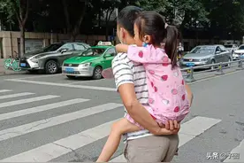 女孩一旦发病晚上只能跪着睡觉，爸爸用尽全力挣钱也杯水车薪图片