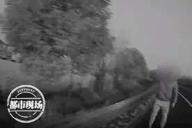 车里漏风，回头一看儿子不见了，男子急得嚎啕大哭图片