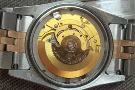 用简单工具开启手表后盖并进行维修图片