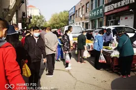 大庆一早市占道经营，城管部门出手整治图片