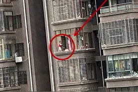 龙岩又一“熊孩子”出来“高空作业”了，家长可长点心吧图片