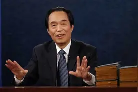 《百家讲坛》阎崇年，被人公然扇巴掌，是荒诞闹剧还是情有可原？图片