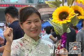 高考首日，十堰家长花式陪考“讨彩头”图片