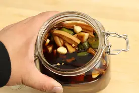 冬天自制腌萝卜，隔天就能吃，脆爽入味又下饭，做法还简单图片