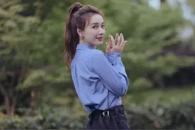 吴昕校园风写真，身穿学院风衬衫搭配高马尾，笑容治愈图片