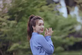 吴昕校园风写真，身穿学院风衬衫搭配高马尾，笑容治愈图片
