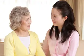 闺蜜来我家玩，弯腰系鞋带，婆婆说：媳妇，以后别让她来了图片