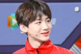 白敬亭马甲配衬衫，时尚个性，陈学冬潮流外套尽显男性魅力图片