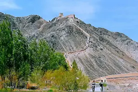 “万里长城万里关，迭障黑山暗壁悬”；嘉峪关悬壁长城欢迎你图片