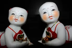 宝妈给娃买了对“瓷娃娃”，第2天女儿被吓哭，网友：我看着都怕图片