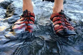 男生夏天必备穿搭的防水凉鞋，户外休闲运动风随你挑图片