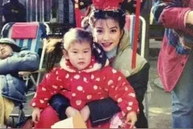 20年前拍还珠格格时，赵薇怀里抱的孩子是小沈阳？把网友逗笑图片