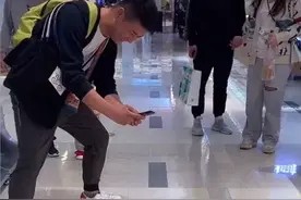 专治不服！山东一萌娃躺地上撒泼耍赖，爸爸的做法让萌娃瞬间害羞图片