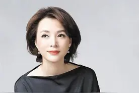 她主持的节目很精彩，字也写得很漂亮，美女董卿才华出众图片