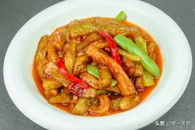 素炒茄子，别放盐！只需这几步，出锅比肉好吃，连菜带汤一滴不剩图片