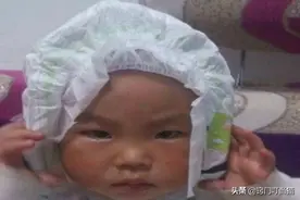 把尿不湿戴在宝宝头上，作用真厉害，解决了大家都困扰的一个难题图片