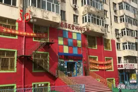 幼儿园占用公共道路，给附近居民带来麻烦！相关部门责令整改！图片