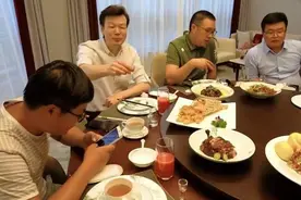 知名主持李彬饭局敬酒遭无视，感叹人走茶凉，大病复出后模样大变图片
