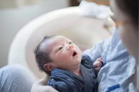 新生儿多大才可以“抱出门”？不是“百岁”，但也不能过早了图片