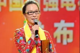 奚美娟气质太出色，穿东北花棉袄丝毫不俗气，硬把“土味”变时尚图片