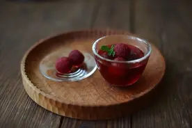 杨梅酒怎么泡？妙招配方教给你，清香好喝不上头，放的久不易坏图片