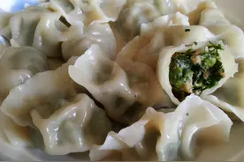 做饺子皮时，最忌只放盐！大厨：多加1味，饺子皮爽口又筋道图片