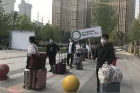 迎接学生返校，郑州一教师给学生每人发一颗苹果，寓意平安图片