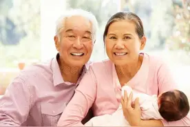 大伯：老伴儿去外地带孙子，女邻居经常来我家，选择这样做就对了图片