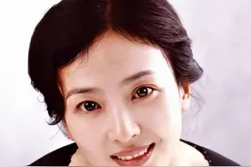 杨采钰长得更像刘亦菲的母亲刘晓莉，杨母和刘母像是亲姐妹一般图片