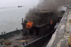 突发！福建福州满载100吨柴油货轮着火 消防成功扑救 ​图片