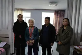 金灿灿的纪念章送给抗美援朝老兵图片