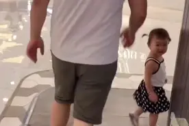 哭笑不得！浙江一萌娃想让爸爸买电梯被拒绝，结果躺地上撒泼打滚图片
